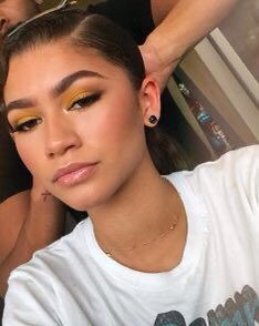 zendaya as a blonde ~a thread~ 