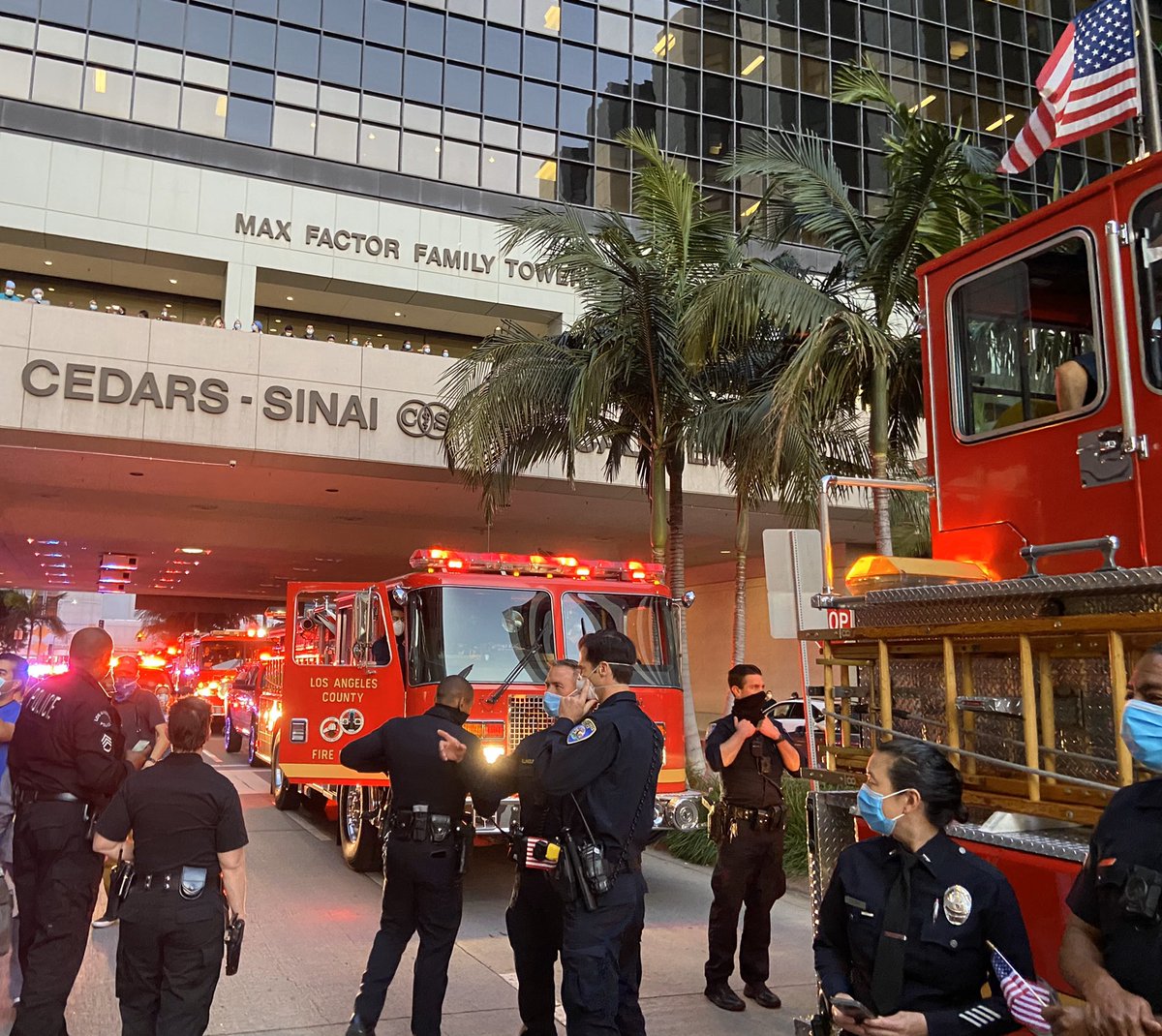 Tonight, our Beverly Hills Police and Fire Department joined LAPD, LASD, LAFD and CHP in the Cedars-Sinai Salute to honor healthcare workers who have been incredible heroes❤️🧑🏽‍⚕️👨🏻‍⚕️#BHHealthyCity #healthcareheroes