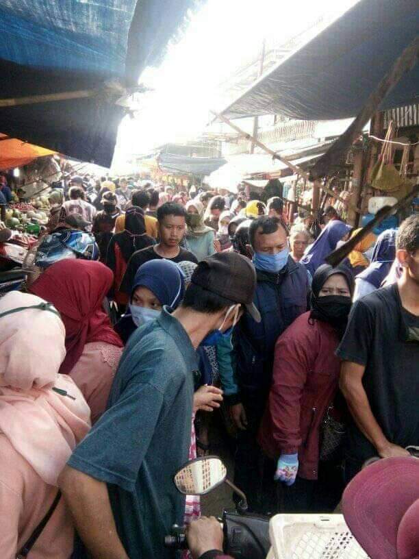 infobdg's tweet photo. #suaraBDG via @riescooteris : Kondisi Pasar Banjaran Kab. Bandung padedet tidak ada pembatasan :( https://t.co/6oTsMgIMPK