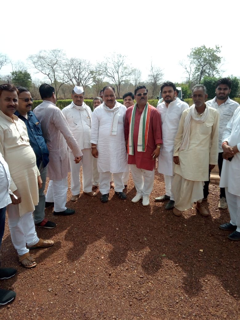Chandra41799392's tweet photo. आज से 2 वर्ष पहले युवराज आर्यमन सिंधिया जी के शिवपुरी आगमन पर मुंबई कोठी पर उनका स्वागत किया क्षेत्र की समस्याओं से अवगत कराएं (आप हमेशा ऐसे ही आगे बढ़ते रहें सत्य न्याय और नीति के मार्ग पर..🙏🙏)
@JM_Scindia @AScindia https://t.co/0wanAcoTQA