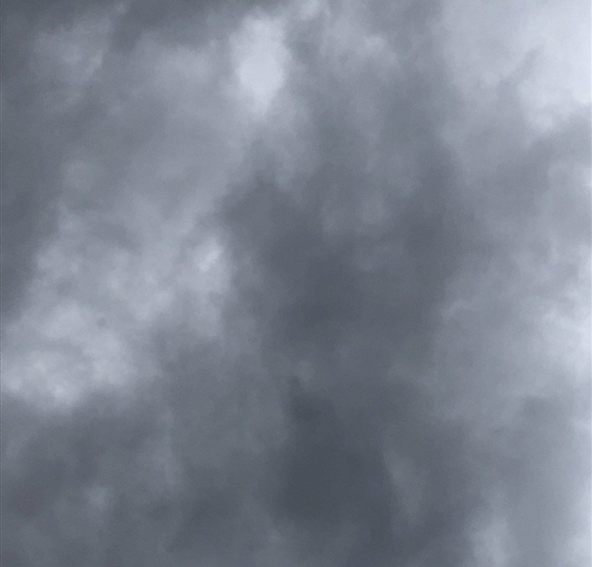 nUPZx4Z5p1JKGVF 雲ちゃん1つあるのねww なんか少し汚い空です。