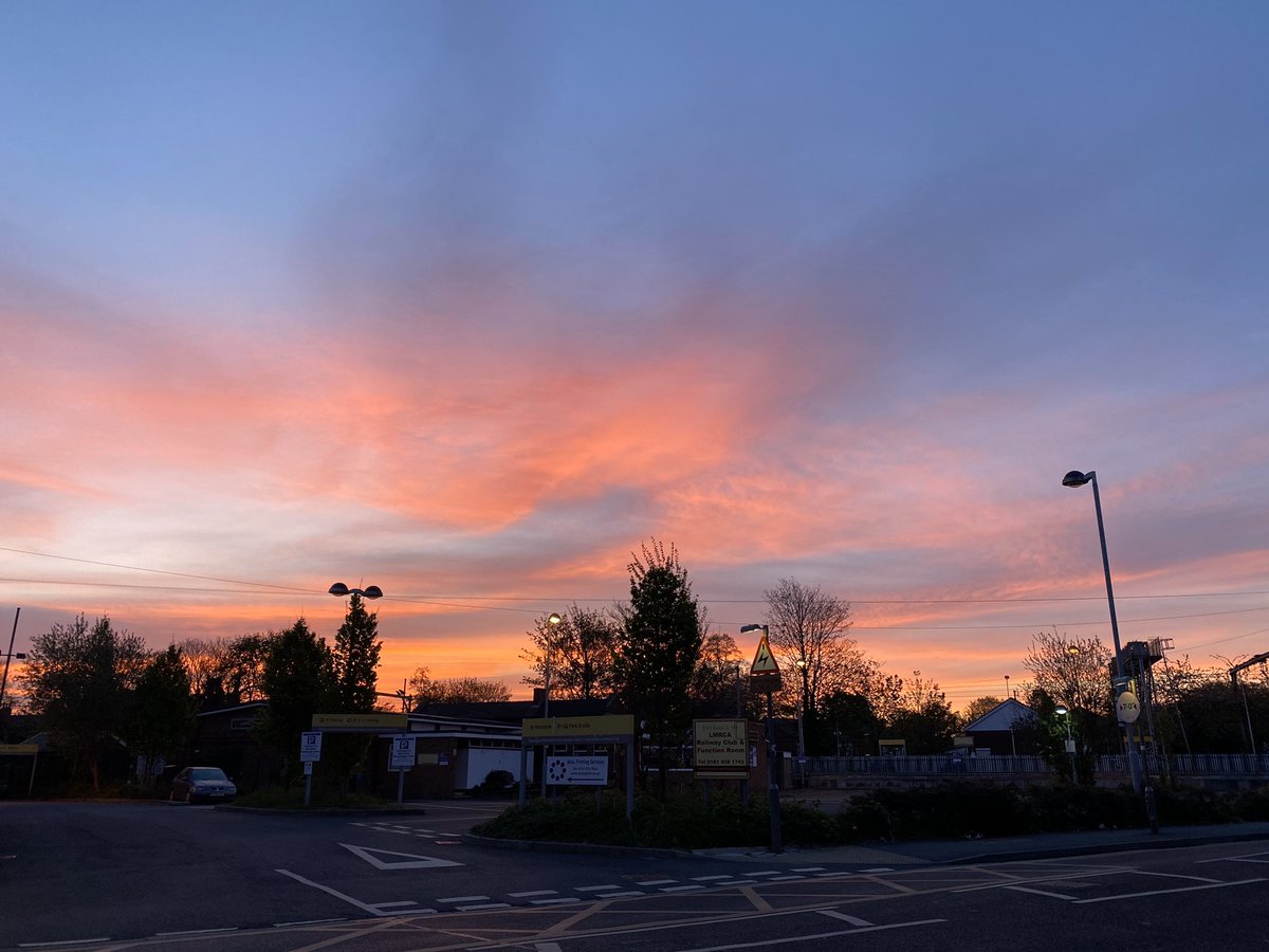megshaw94's tweet photo. One of the benefits of early starts #altrincham #sunrise https://t.co/0ex9UzfFsQ