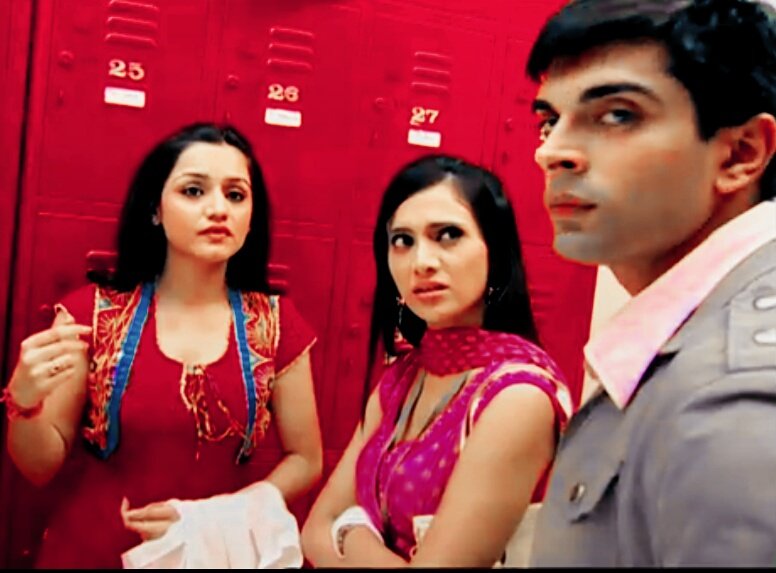 atul - gambler!  一 ye atul pitega kisi din armaan ke haathon se. #dillmillgayye || E2