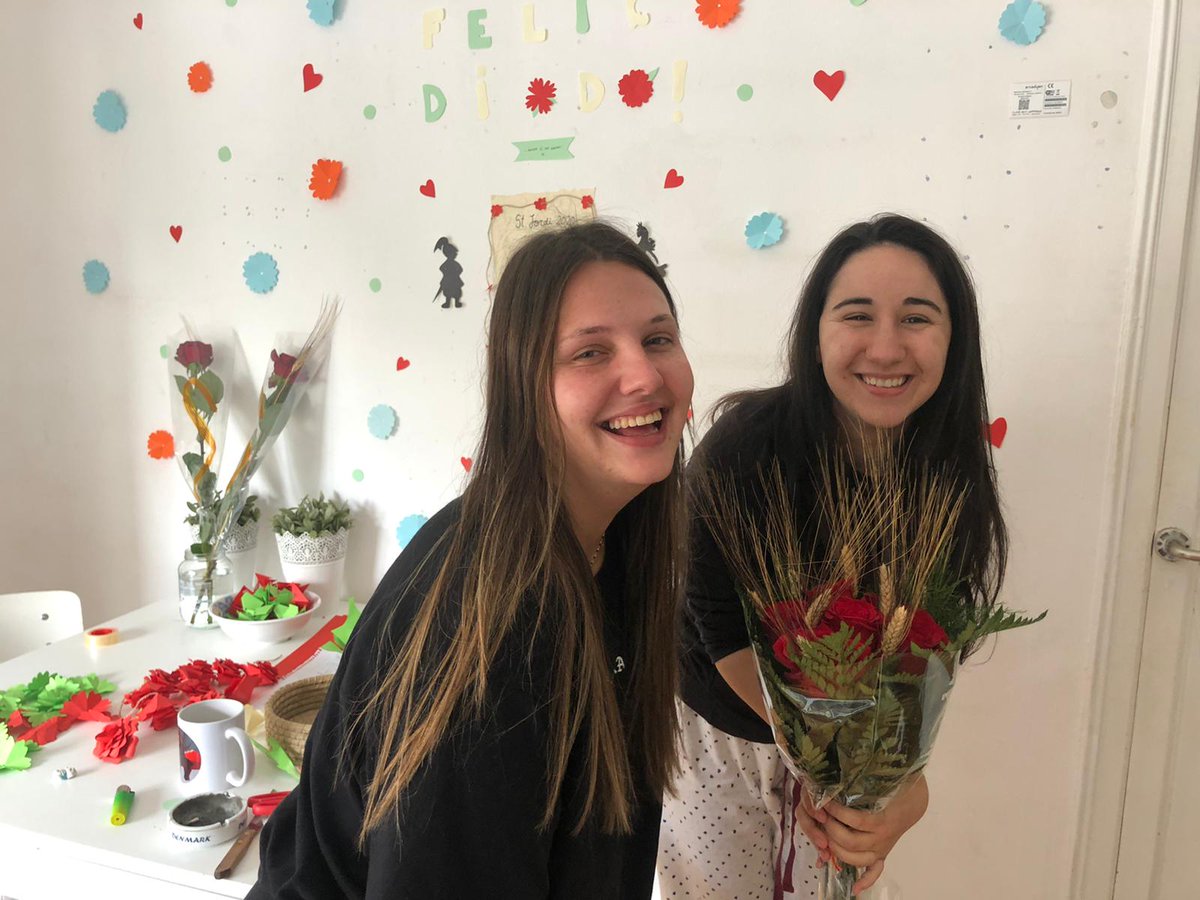 sobadsister's tweet photo. Dia 42 de confinament. Les meves princeses i les seves roses 💛 https://t.co/s7lnGfKue7