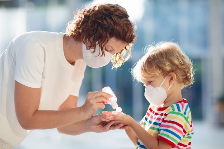 Ruiz_Noticias's tweet photo. EL GOBIERNO FIJA UNA NORMA 1-1–1-1 DE SALIDA DE NIÑOS:
Podrán salir 1 vez al día, con 1 adulto (con hasta 3 niños), durante 1 hora y en un radio de 1km del hogar en el horario de 09.00h a 21.00h.
Se permite su salida a hacer deporte con juguetes o balones pero NO ir a parques https://t.co/AoUlQacrcd
