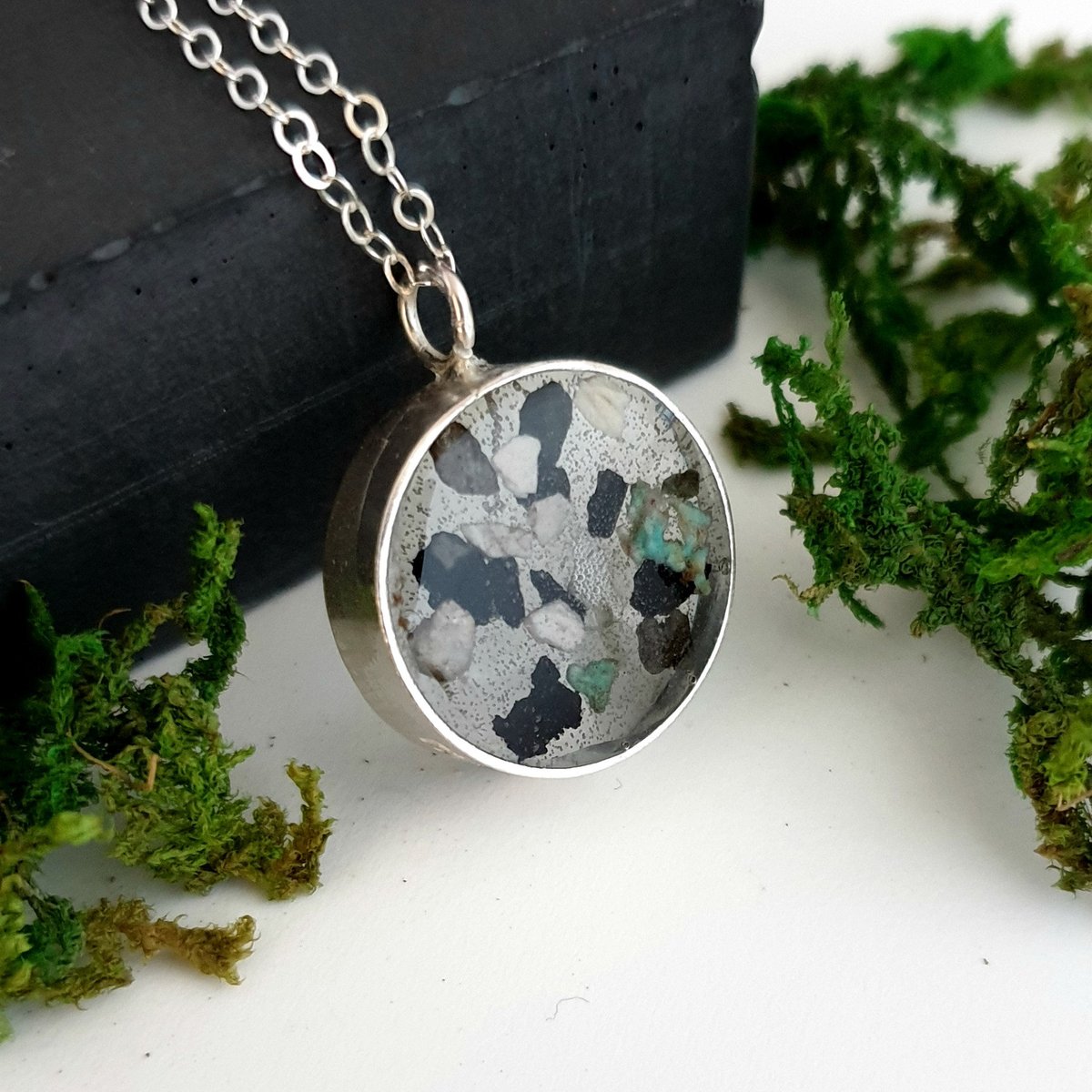 MaisyPlum2's tweet photo. Circle Pendant encasing Pet Cremation Ashes - Memorial Jewelry https://t.co/eTMoyMuP4W #87RT #OlineshopRT #etsyselleruk #EtsyUK #Eshopuk #CremationAshes https://t.co/nAOPpeeZiX
