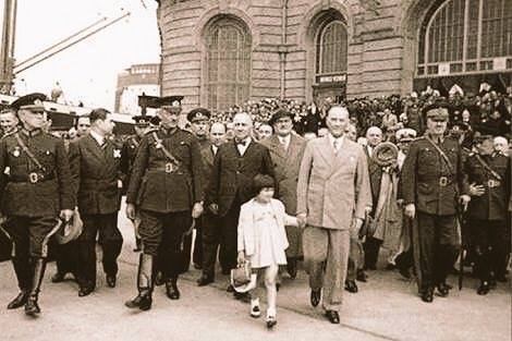 Ülke tarihindeki en önemli şeyi, ulus egemenliğini kurup bunu ÇOCUKLARA hediye etmek. 
Sev ya da sevme, benzeri yok.

#23NisanKutluOlsun