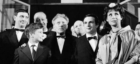 Evidemment, si on vous dit François Truffaut, vous nous répondez Les Quatre Cents Coups, et c’est tout naturel.Premier long métrage du réalisateur, récompensé du Prix de la mise en scène à Cannes, le film ouvre de la meilleure manière le cinéma de Truffaut en 1959.