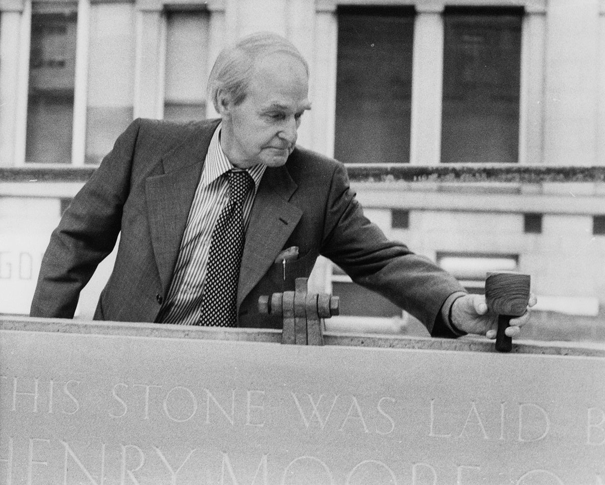  #TBT: 40 years ago, Henry Moore laid of the foundation stone for the new sculpture gallery extension to  @LeedsArtGallery.The gallery was named after the Castleford-born artist, who was the first full-time sculpture student to enroll at  @LeedsArtsUni (then Leeds College of Art).