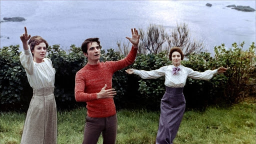 Ainsi, au lendemain de la Nouvelle Vague, Truffaut tourne Les Deux Anglaises et le Continent (1971). Plus mature, il présente une œuvre à l’esthétique soignée, dans ce qui peut être considéré comme son chef-d’œuvre trop méconnu : à voir !