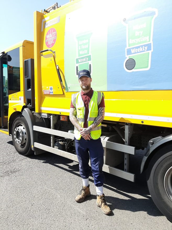 Royal_Greenwich's tweet photo. Meet Dan - he's a member of one of our waste crews and has been really touched by your messages of support. 😊 He has said 'It’s great seeing all the pictures and messages of thanks from the kids. I feel very appreciated'.
 #Care4YourCrews #LondonTogether https://t.co/iP6WHsIXj5