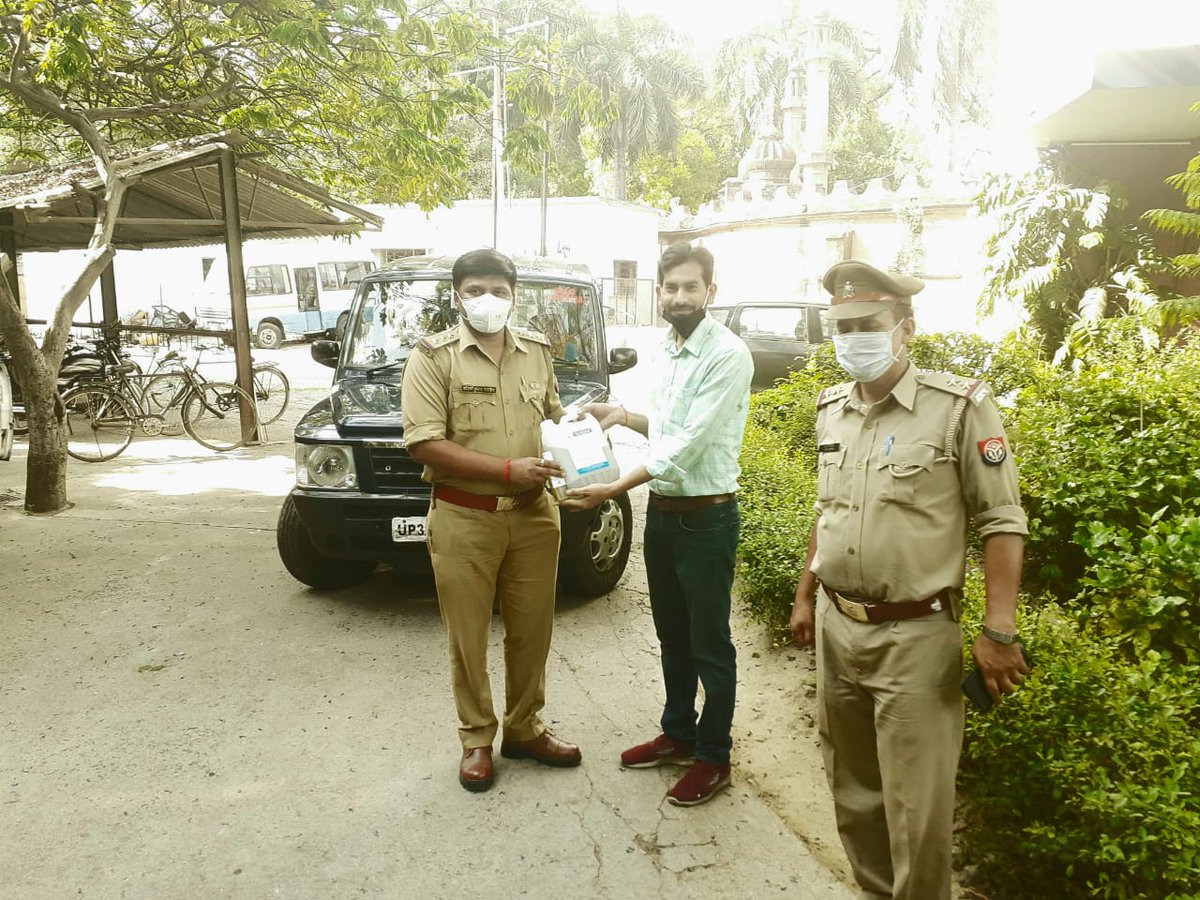 csirnbrilko's tweet photo. @csirnbrilko distributed over 1100 liters of sanitizer to the various departments including KGMU, Various Police Checkposts, Divisional Commissioner office, CO office, Lucknow Police and SHOs of different police stations
@CSIR_IND @Uppolice @AdminLKO @DRSHARAD8675 https://t.co/PmQUMZUHkf