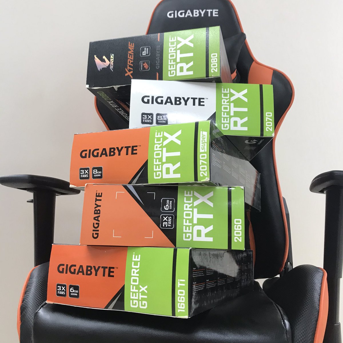 AORUS_France's tweet photo. Plus de place pour m’asseoir ! Quelqu'un m'aide ? https://t.co/bSlLUsYJRG