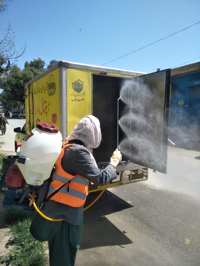 AbidHus54065617's tweet photo. Novel Coronavirus (COVID19) continues to spread, in this hard time our team of warriors are fighting from forefront risking their lives working round the clock to protect your loved ones.
#ARARCoronaSaviours #ARARServingHumanity #COVID19 #ArarServices #ArarInnovations #ArarGroup https://t.co/gUah0sEpoU