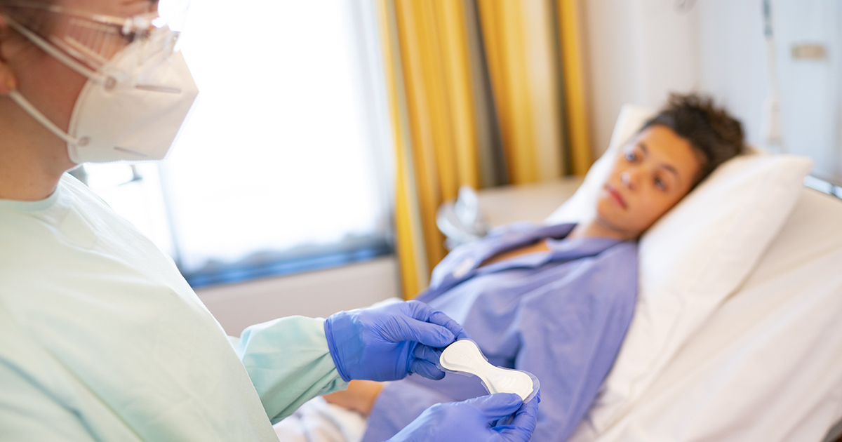 Samen met <a href="/PhilipsNL/">Philips Nederland</a> zijn we gestart met de implementatie van een slimme pleister waarmee verpleegkundigen COVID-patiënten in het ziekenhuis op afstand in de gaten kunnen houden. Hierdoor kan de patiënt zich vrij bewegen en toch gemonitord worden: bit.ly/2VRMZLR