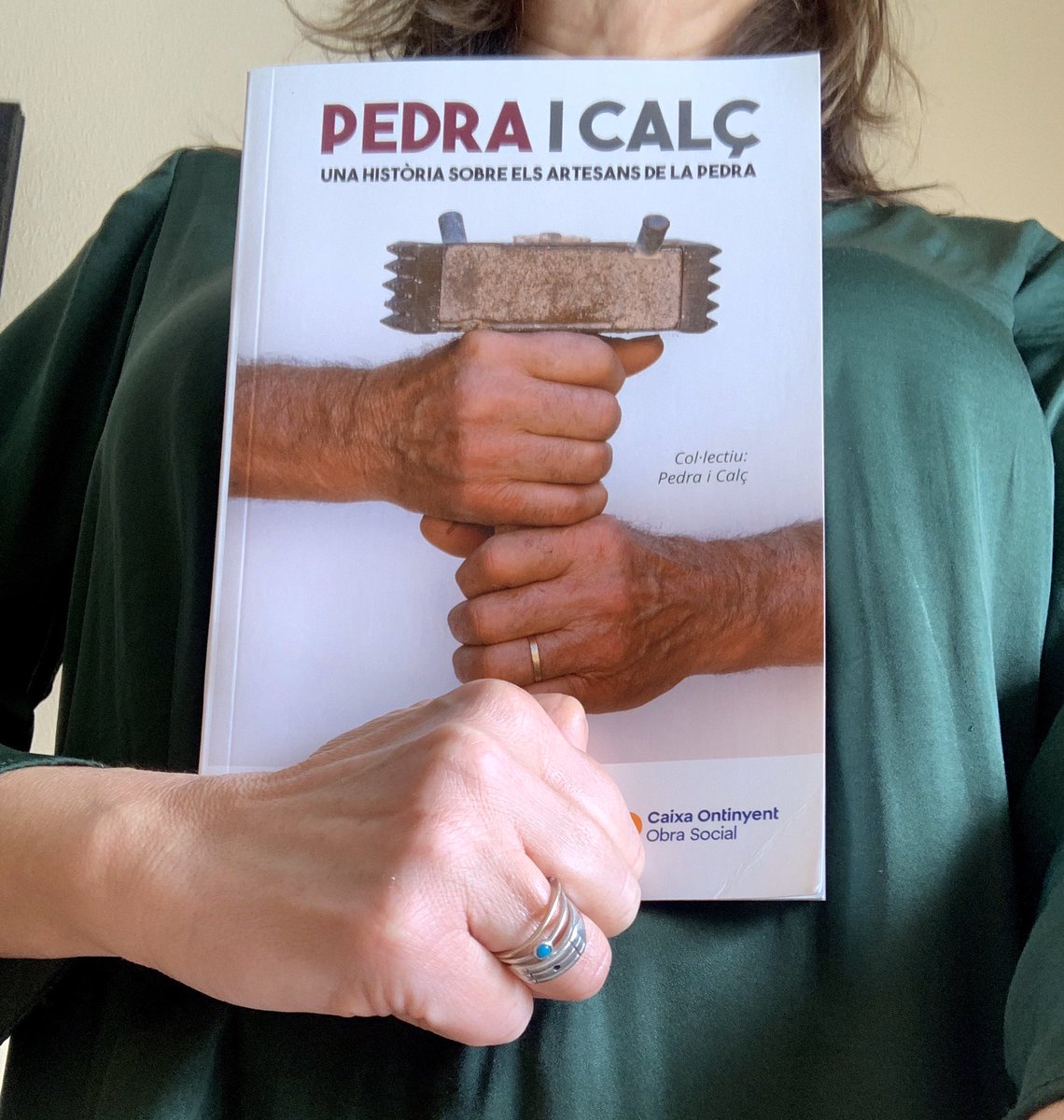 ManelaFaus's tweet photo. @CEFIREambitPLG @GVAeducacio @GVA_Cefire @CefireFP_EAE @CEFIREambitCTEM @CEFIREambitINC @CEFIREambitHiS @CEFIREambitTIC @CEFIREambitEI @CEFIREambitFPA @VicentMarza @miguelsolerg @margarida_vlc Celebrem el #diallibreacasa20 amb un repte. Fem una foto jugant amb la portada d'un llibre (representa-la, fes-la continuar fora dels seus límits...) i la compartim en xarxes amb l'etiqueta #reptellibre.Etiqueta-hi algú perquè també s'hi anime
@aurefilo @RosaMascarellD @Empartur https://t.co/USYWJoklHM