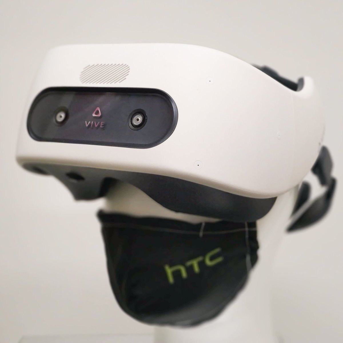 richardlai's tweet photo. Two masks, one head.
#VR #HTC #ViveFocusPlus https://t.co/FmkhyOy6jK
