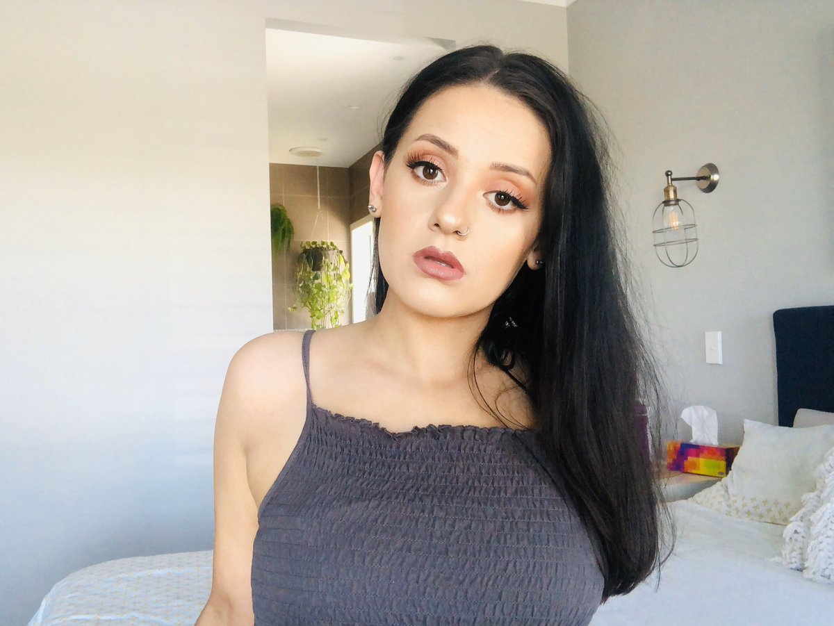 vanvanxo90's tweet image. New video just went live on my channel. Grunge make up look and it’s so #easy. Enjoy #easymakeuptutorial
m.youtube.com/watch?v=3SoYok…