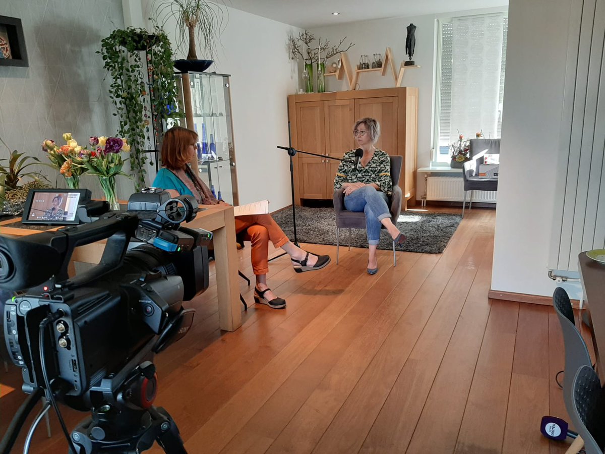 Renske_Mol's tweet image. Ik interviewde een IC verpleegkundige om te horen hoe zij communiceert met (covid)patiënten aan de beademing. Dit wordt gefilmd en is nieuw onderwijsmateriaal voor onze studenten vpk. Ipv gastsprekers. @FontysFHMG @ErikvanRoon61