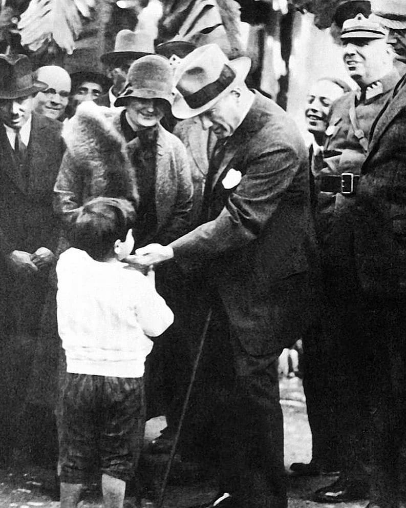 Küçük hanımlar, küçük beyler
Sizler hepiniz, geleceğin bir gülü, yıldızı, bir bahtının aydınlığısınız. Memleketi asıl aydınlığa boğacak olan sizsiniz. Kendinizin ne kadar önemli, kıymetli olduğunuzu düşünerek ona göre çalışınız.

Mustafa Kemal Atatürk   

#23NisanKutluOlsun