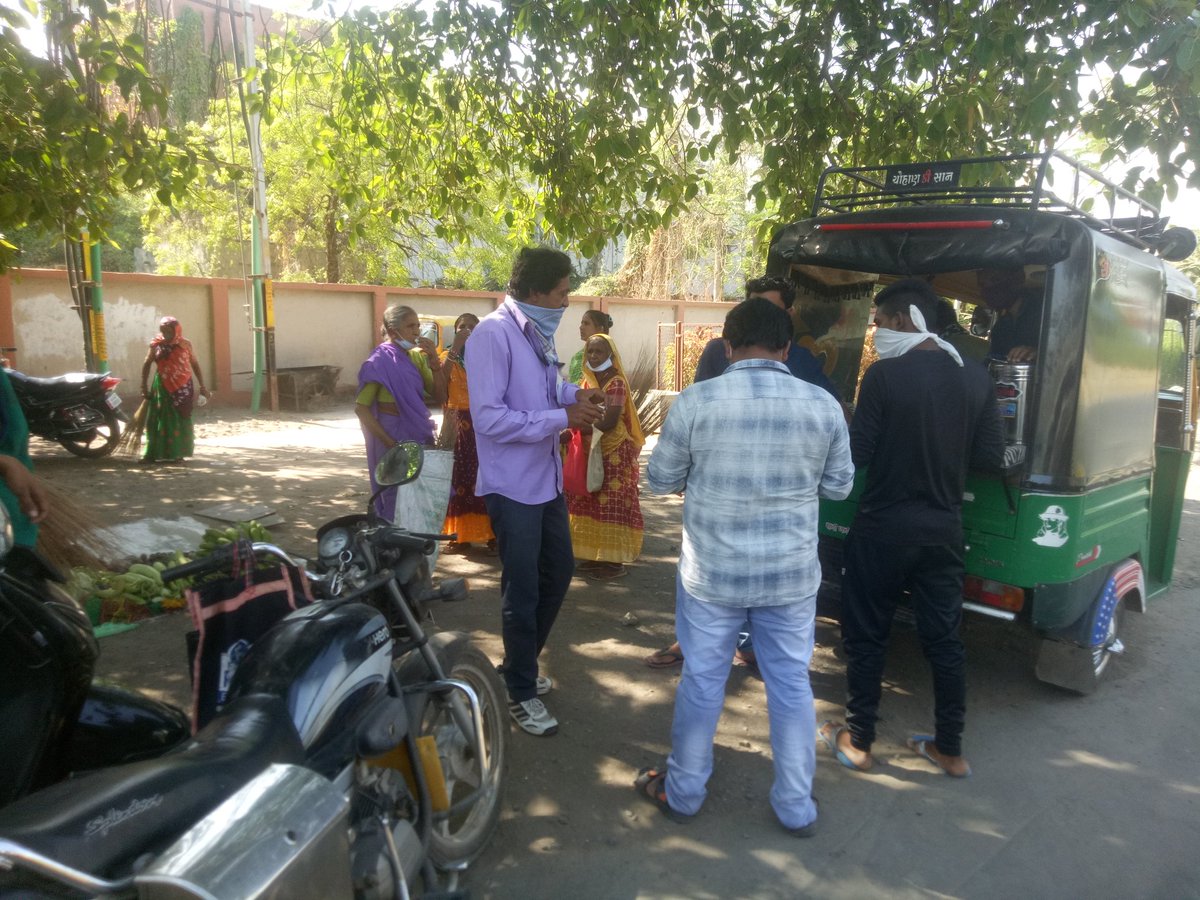 BmsBrms's tweet photo. #पुलिस कर्मी व #सफाई कर्मी भी #कोरोनायोद्धाओं की श्रेणी में आते हैं जो #कोरोना_वायरस में से पैदा हुई #COVID19 की संक्रामक बीमारी से देश समाज को झूझने में अपना पूर्ण योगदान दे रहे हैं ।
#PRKP_BVP (@BmsBrms) के कार्यकर्ताओं ने उनके लिए जलपान की व्यवस्था की आज ।
#COVID2019india https://t.co/STSs864Xiq