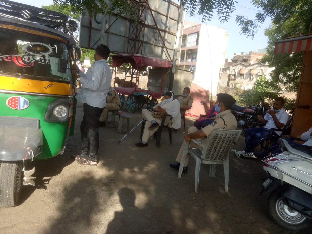 BmsBrms's tweet photo. #पुलिस कर्मी व #सफाई कर्मी भी #कोरोनायोद्धाओं की श्रेणी में आते हैं जो #कोरोना_वायरस में से पैदा हुई #COVID19 की संक्रामक बीमारी से देश समाज को झूझने में अपना पूर्ण योगदान दे रहे हैं ।
#PRKP_BVP (@BmsBrms) के कार्यकर्ताओं ने उनके लिए जलपान की व्यवस्था की आज ।
#COVID2019india https://t.co/STSs864Xiq