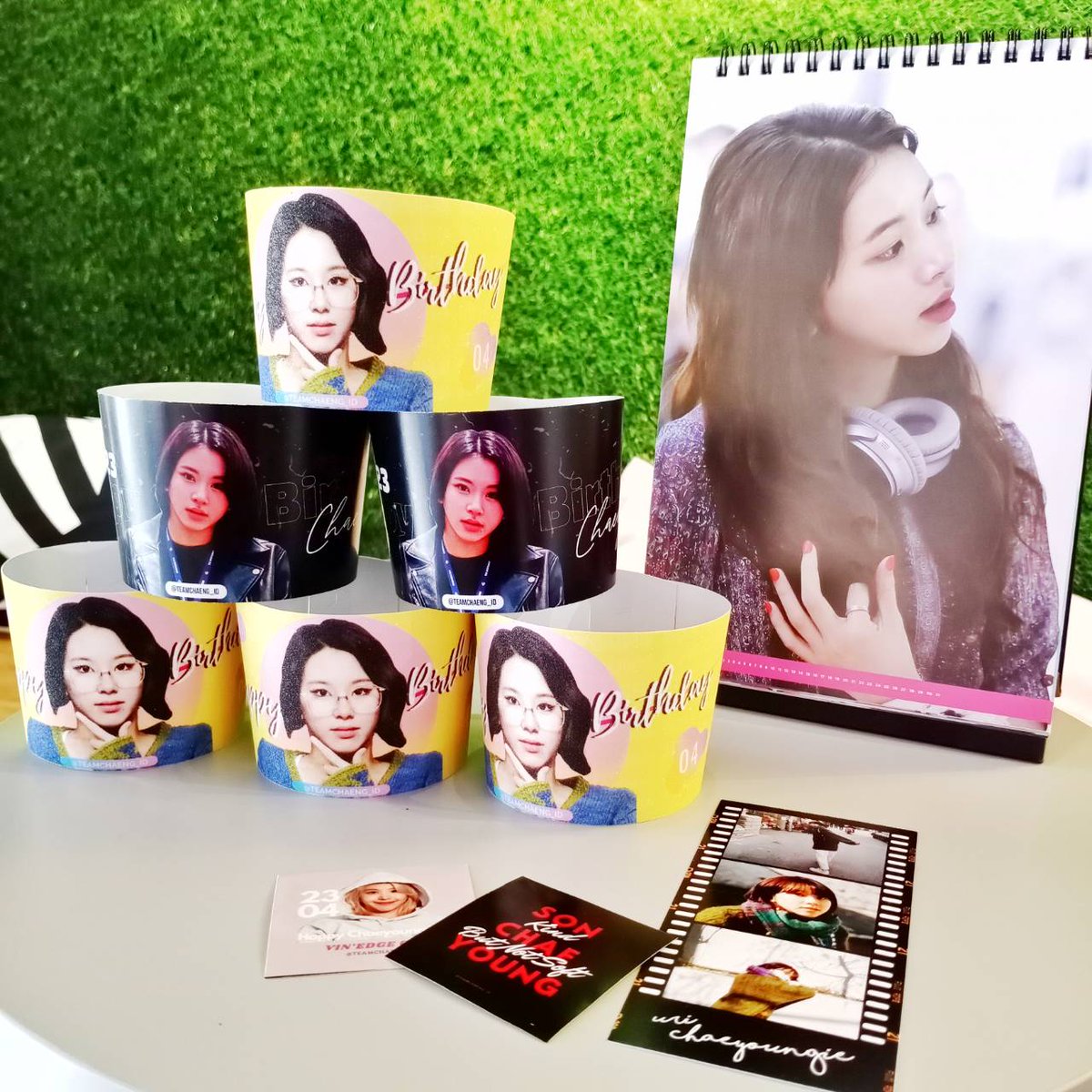 TEAMCHAENG_ID's tweet photo. 🍓Cupsleeve Birthday Event for Son Chaeyoung🍓

~ VIN'EDGE CLUB ~

🗓 23-25 APRIL 2020
📌 Kopi Chuseyo, Jakarta
*limited stock

⚠️ HIGHLY RECOMMEND TO TAKE-AWAY or BUY via GRAB/GOFOOD ⚠️
@JYPETWICE
#HappyChaeyoungDay #dirumahaja #StayAtHome https://t.co/ZYHe77L3w0