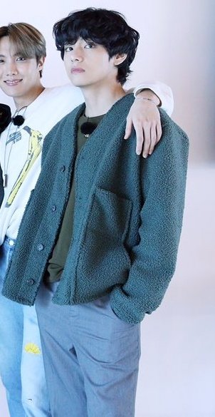vantebear_'s tweet photo. He looks sooo good????!!!! AND HIS PERMED FLUFFY HAIR!!!!???!!!! https://t.co/AxOhxn5j2S