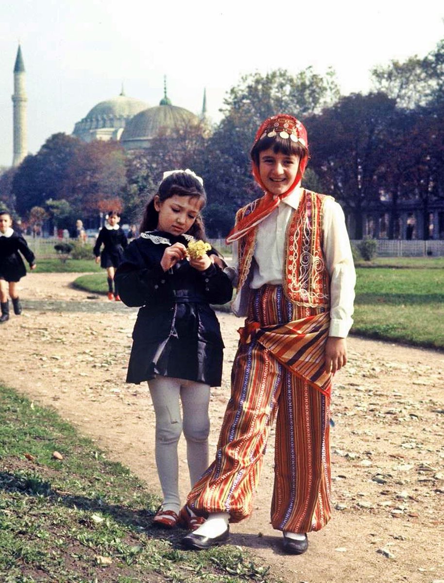 Sultanahmet Meydanı'nda 23 Nisan hatırası (1970. 📷Judy Lucas) #istanbul