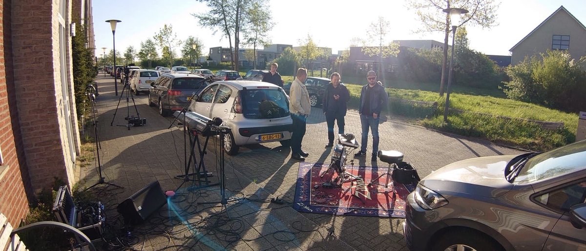 jwstartop's tweet photo. We gaan straks weer iemand verrassen! @DeCoronas staan er al klaar voor. 💪🎶 #jwstartop #nporadio2 https://t.co/msT500RyRw
