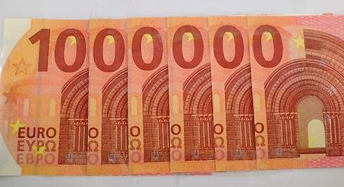 Una donante anónima ha donado un millón de euros a la <a href="/uclm_es/">Universidad de Castilla-La Mancha</a> para que sean empleados en poder realizar test masivos para luchar contra el coronavirus.  No ha revelado su identidad pero ha dicho que lo hace como "agradecimiento a España"