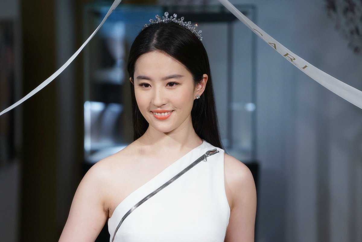 crystal00593806's tweet photo. beautiful girl😘#Mulan #liuyifei #SupportMulan #花木兰 #花木蘭 #ムーラン #jewelery #jewellery #jewels #StandbyCC #SupportLiuYifei #CrystalLiu #유역비 #劉亦菲 #刘亦菲 #LưuDiệcPhi #ЛюИфэй #หลิวอี้เฟย #リウ・イーフェイ #Chaumet #ChaumetAmbassador #Armani #Tissot https://t.co/zNLkMWe9Q4