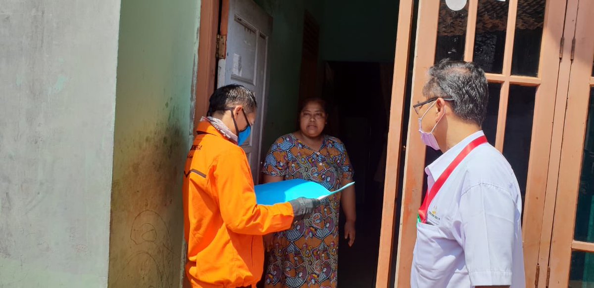 Penyerahan Bantuan Sosial Tunai (BST) sebesar Rp. 600.000 dari <a href="/KemensosRI/">Kementerian Sosial RI</a> yang diantar langsung oleh petugas pos kepada alamat Keluarga Penerima di Wilayah Kab. Bekasi.

Nah, kalau gini kan tepat sasaran, gak pakai nyasar. Lanjutkan pak @juliaribatubara 👍