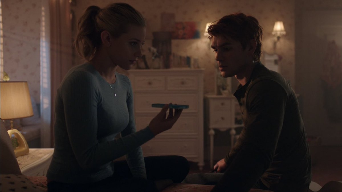 8.) betty told archie about the calls she was getting from the black hood and he decided he was gonna help her take him down.“i’m not letting you go through this alone.”