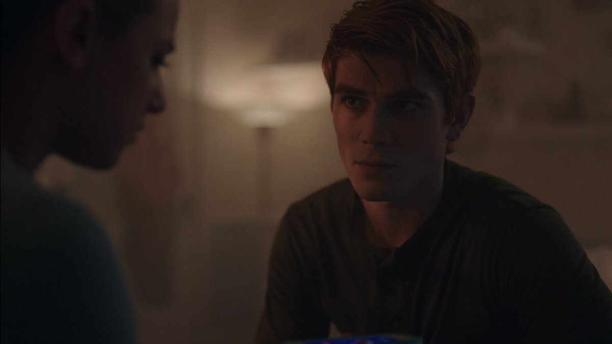 8.) betty told archie about the calls she was getting from the black hood and he decided he was gonna help her take him down.“i’m not letting you go through this alone.”