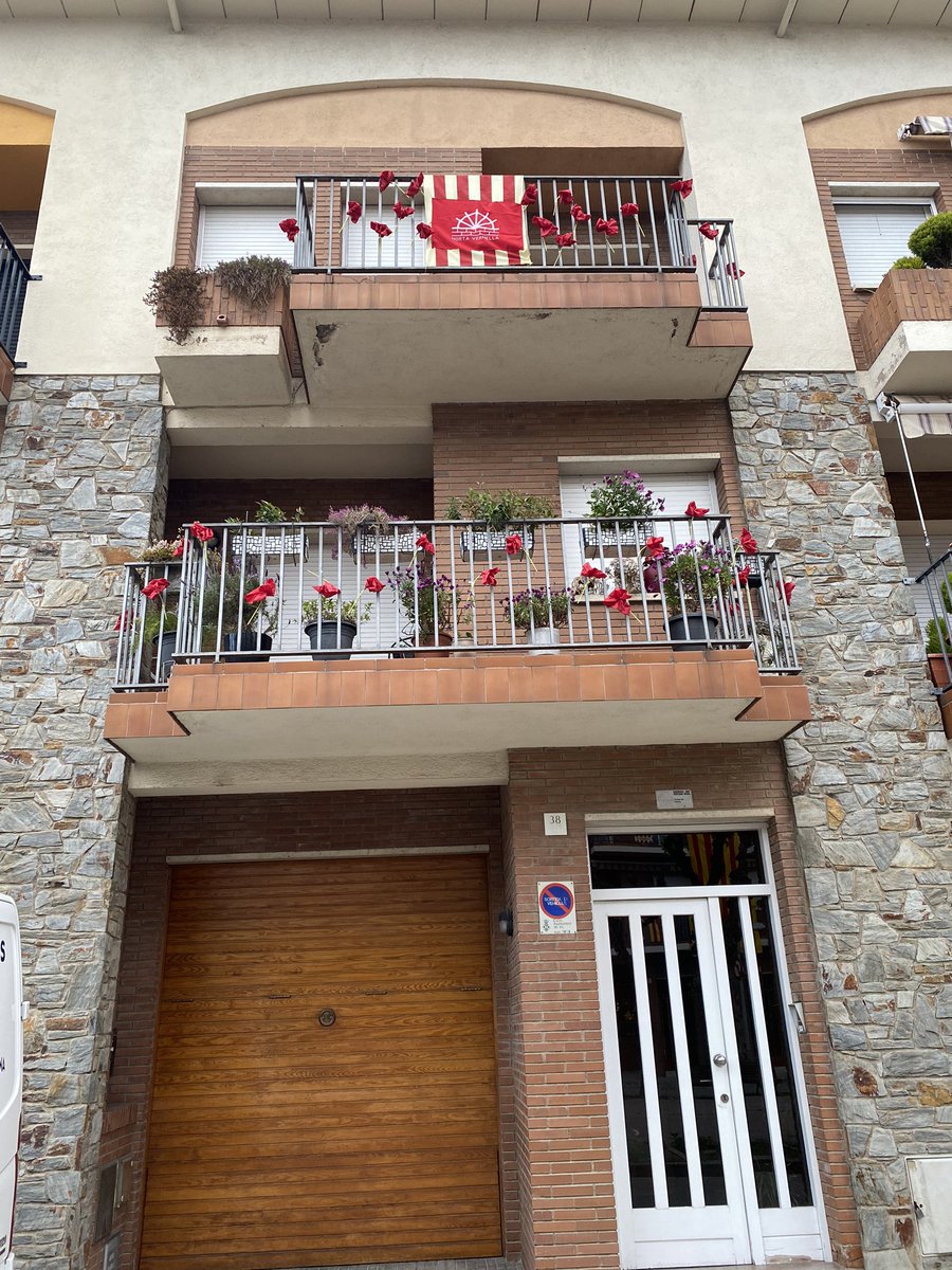 AVHORTAVERMELLA's tweet photo. Els veïns de l’Horta Vermella us desitgem feliç diada de Sant Jordi🌹📚🦖, aquest any des del confinament però amb els balcons ben engalanats #senseparadesperosenseparar #SantJordi2020 https://t.co/w4S0IxXIef