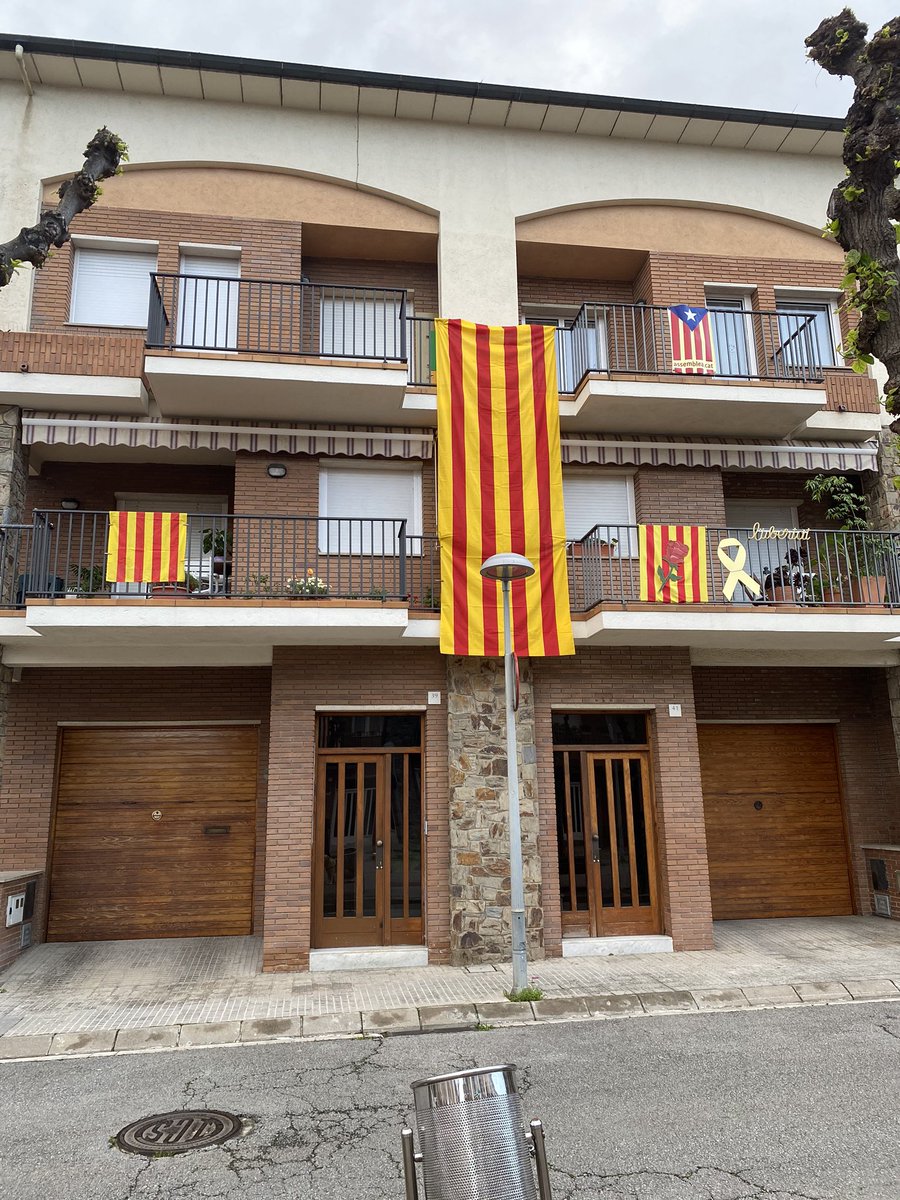 AVHORTAVERMELLA's tweet photo. Els veïns de l’Horta Vermella us desitgem feliç diada de Sant Jordi🌹📚🦖, aquest any des del confinament però amb els balcons ben engalanats #senseparadesperosenseparar #SantJordi2020 https://t.co/w4S0IxXIef