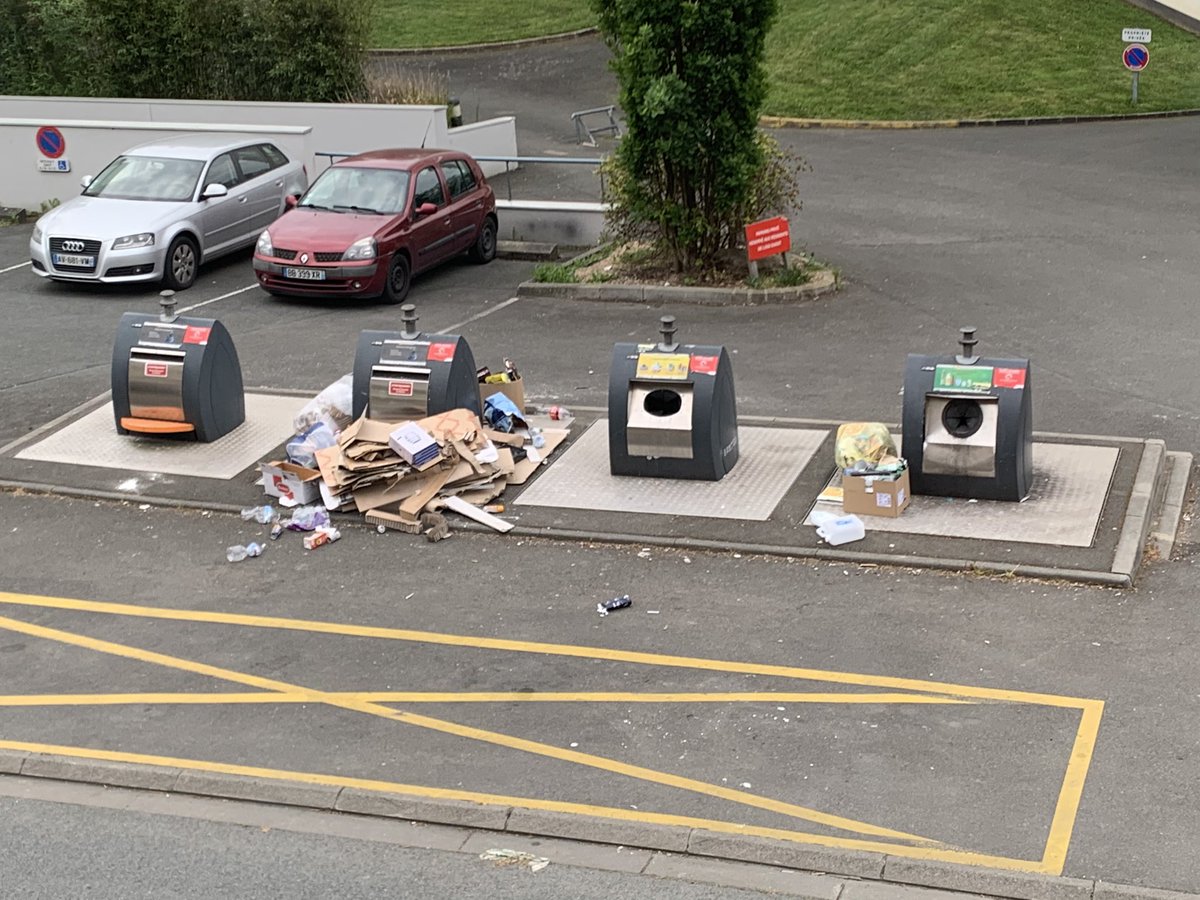 AntoineGdn's tweet photo. Le service carton (jaune) vient de passer. Conteneur est plein depuis des jours, le quartier avait pris soin de bien disposer le surplus pour qu’il soit recycler, voici ce que laisse le personnel de @Veolia_FR après son passage. Sérieux ? @Angers   On réagit ? @ChristopheBechu https://t.co/UwvpzxJnSX
