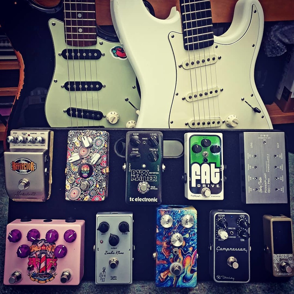 EffectsHello's tweet photo. What a beautiful pedalboard ๐โก๐ฅ
#Repost @6st_ringtheory
...
I've finally decided on my strat board... for now!
.
#pedalboardoftheday #pedalboard #pedalboardproject #stratocaster #strat #fender #squier #guitar #guitarist #hellosailoreffects #flattley #pigtronix #tcelectronic https://t.co/5IXzdrOmhH