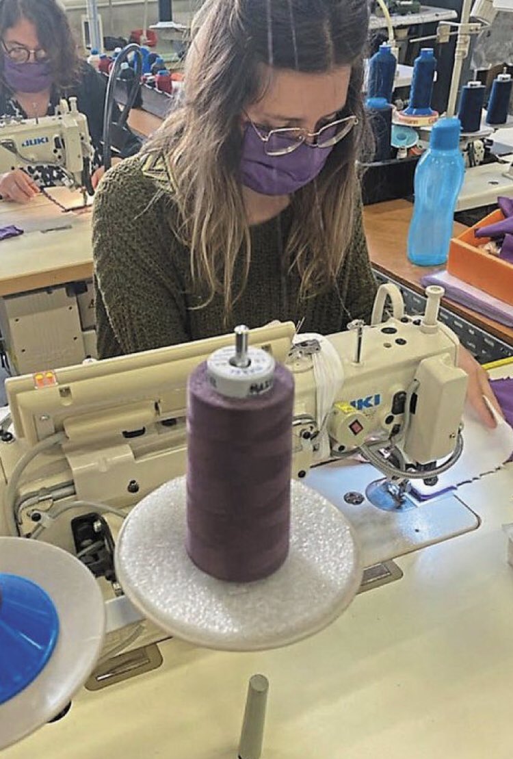 EriChauveT's tweet photo. Depuis deux mois @PlimProtection est devenu une des entreprises en lutte contre le #COVIDー19 à #Melle et produit de 5000 à 9000/ jour des masques type #UNS1 et #UNS2 sa gérante Capucine Mercier fait travailler 70 couturières https://t.co/OEkVytU1NU