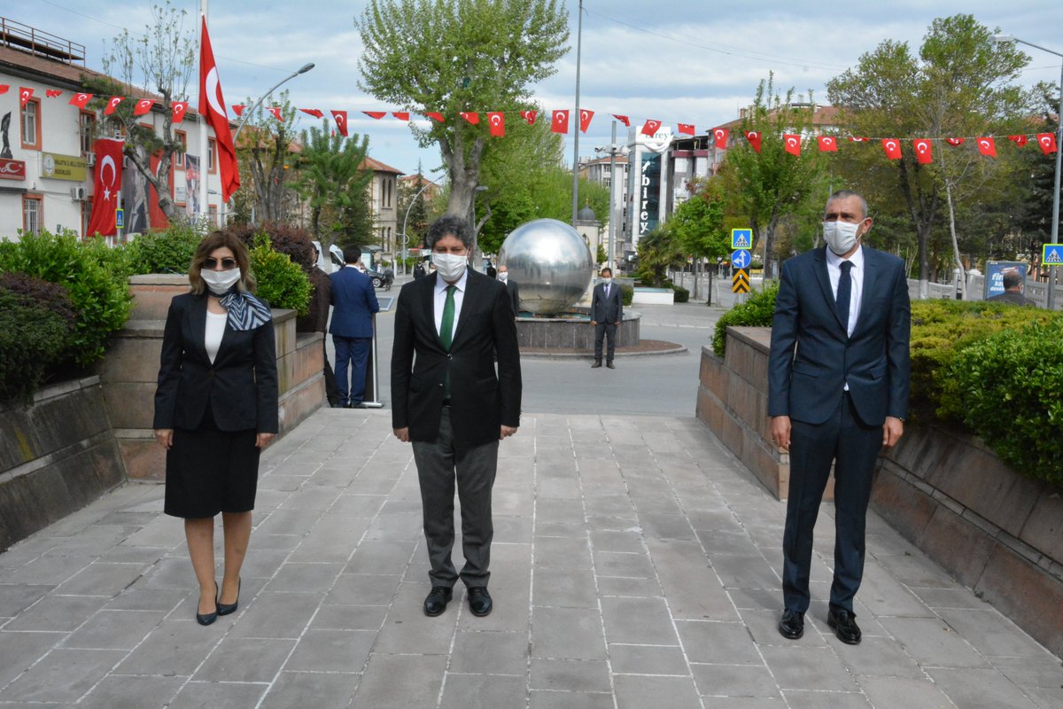 MalatyaMem's tweet photo. 23 Nisan Ulusal Egemenlik ve Çocuk Bayramı Çelenk Sunma Töreni. @tcmeb @ziyaselcuk @meb_ailesi2023 @hmzaydg @TCMalatyaV @tatliali12 #yüzyıllaryaşa23nisan #evdebayramvarmalatya https://t.co/hvwReNYfZt
