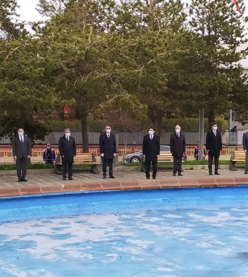 İlk defa böyle sessiz 
İlk defa böyle ıssız 
Bir tören...
Çocuklarımız evlerinde
Ve biz yavrularımız adına
Öğretmenlerimiz adına
Eğitim ailemiz adına 
Çelengimizi sunduk.
Nice şenlikli 
Nice cıvıl cıvıl
 Nice rengarenk 23 Nisan’lara 🇹🇷 

#yüzyıllaryaşa23nisan 
#23NisanKutluOlsun