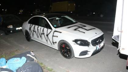 Heute Nacht wurde dieser Mercedes in #Berlin #Neukölln mit rechtsextremen Parolen beschmiert. Auf der anderen Seite des Autos befinden sich die Schriftzüge „HH“ und „88“. Seit mehr als 3 Jahren terrorisieren Rechte den Bezirk. Bislang wurde kein Täter verurteilt.