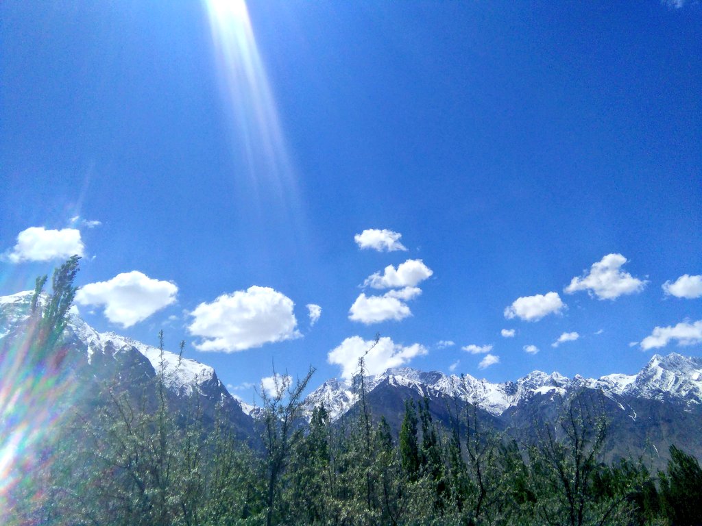 Saifalism_'s tweet image. #Snowpeak #mountains #cloudcam #sky #Greenleaf #GilgitBaltistan #skardu #spring #QuarantineLife #WelcomeRamadhan #rays