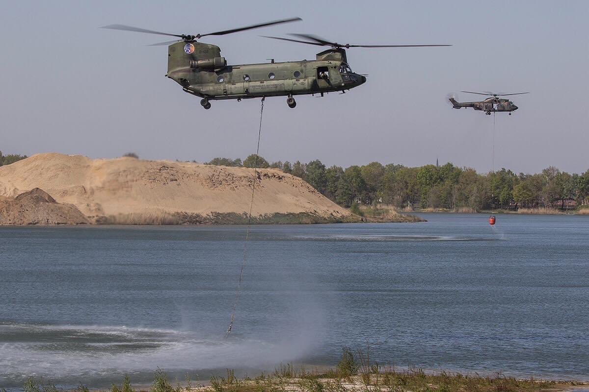 dhcluchtmacht's tweet photo. Een tweede #Chinook is zojuist vertrokken om te assisteren bij het blussen in #Herkenbosch #Meinweg. Het grondteam, Mobile Air Operations Team, coördineert ter plaatse samen met de civiele hulpdiensten. 
@vr_ln @Brandweerln @Roerdalennieuws @VNOGregio
#blushelikopters #samensterk https://t.co/BGxr7RT132