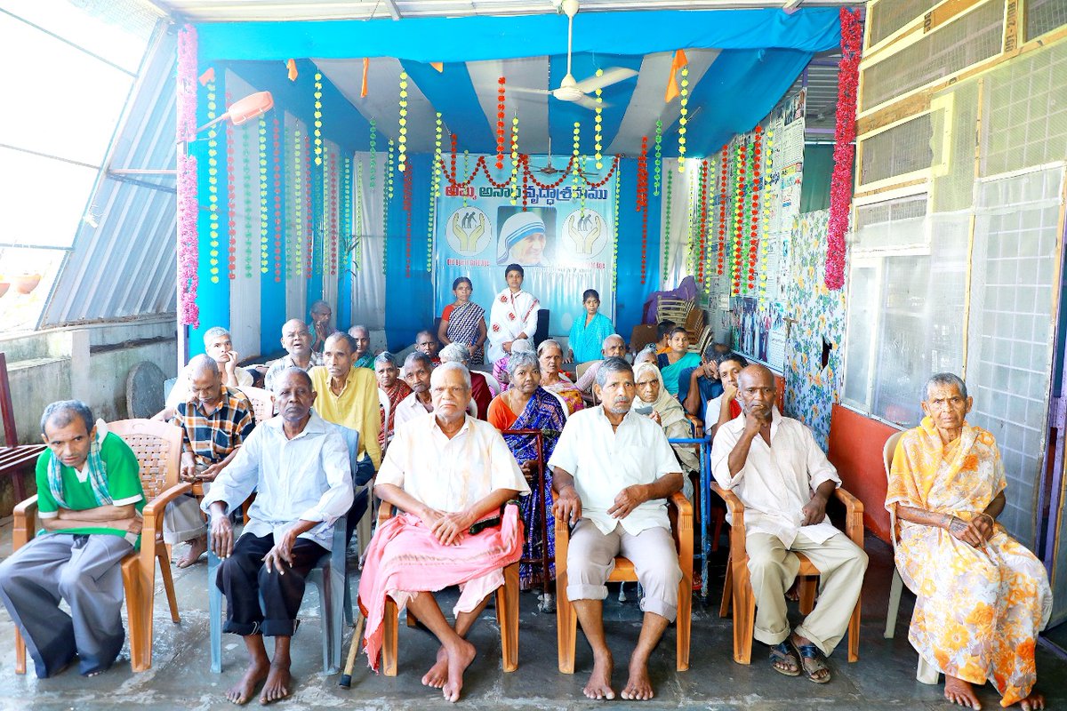 Dr_Devaiah's tweet photo. ఉమ్మడి వరంగల్ జిల్లా, హన్మకొండలోని అమ్మ అనాధ వృద్ధాశ్రమములో వృద్ధులకు భోజన సదుపాయం కల్పించిన నాదం ఆర్గనైజేషన్ ఫౌండర్స్ డాక్టర్ పగిడిపాటి దేవయ్య &amp; డాక్టర్ పగిడిపాటి రుద్రమ దేవి.

#NaadamOrganisation #DrPagidipatiDevaiah #DrDevaiah #Warangal #Telangana https://t.co/T2MoSS6QUu
