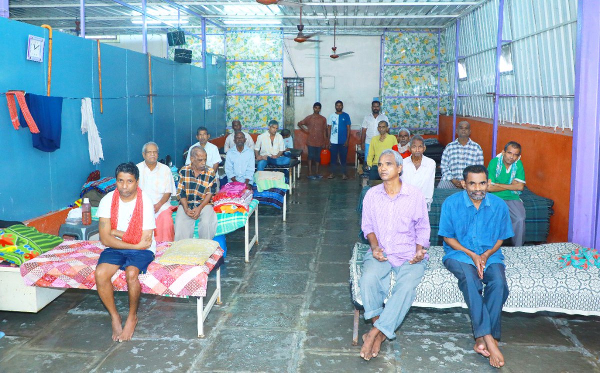 Dr_Devaiah's tweet photo. ఉమ్మడి వరంగల్ జిల్లా, హన్మకొండలోని అమ్మ అనాధ వృద్ధాశ్రమములో వృద్ధులకు భోజన సదుపాయం కల్పించిన నాదం ఆర్గనైజేషన్ ఫౌండర్స్ డాక్టర్ పగిడిపాటి దేవయ్య &amp; డాక్టర్ పగిడిపాటి రుద్రమ దేవి.

#NaadamOrganisation #DrPagidipatiDevaiah #DrDevaiah #Warangal #Telangana https://t.co/T2MoSS6QUu
