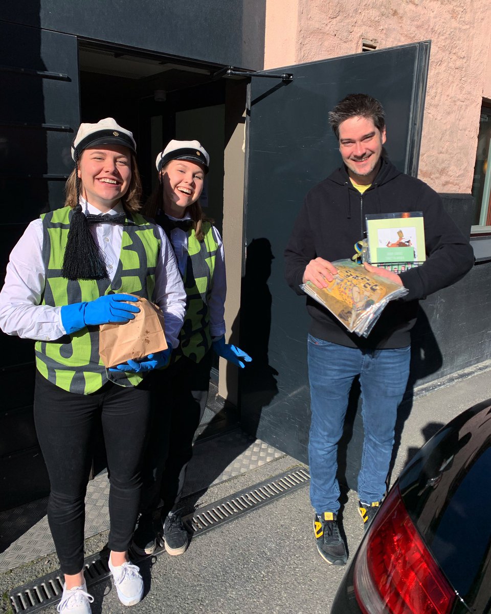 jubileumjulkku's tweet photo. Hauskaa Wappua keittiömestari @HenriAlen! Kiitos tuoreista pullista, sopivat erinomaisesti kotisiman kera maustettuna auringonpaisteella ☀️ https://t.co/nHie7RcmAT
