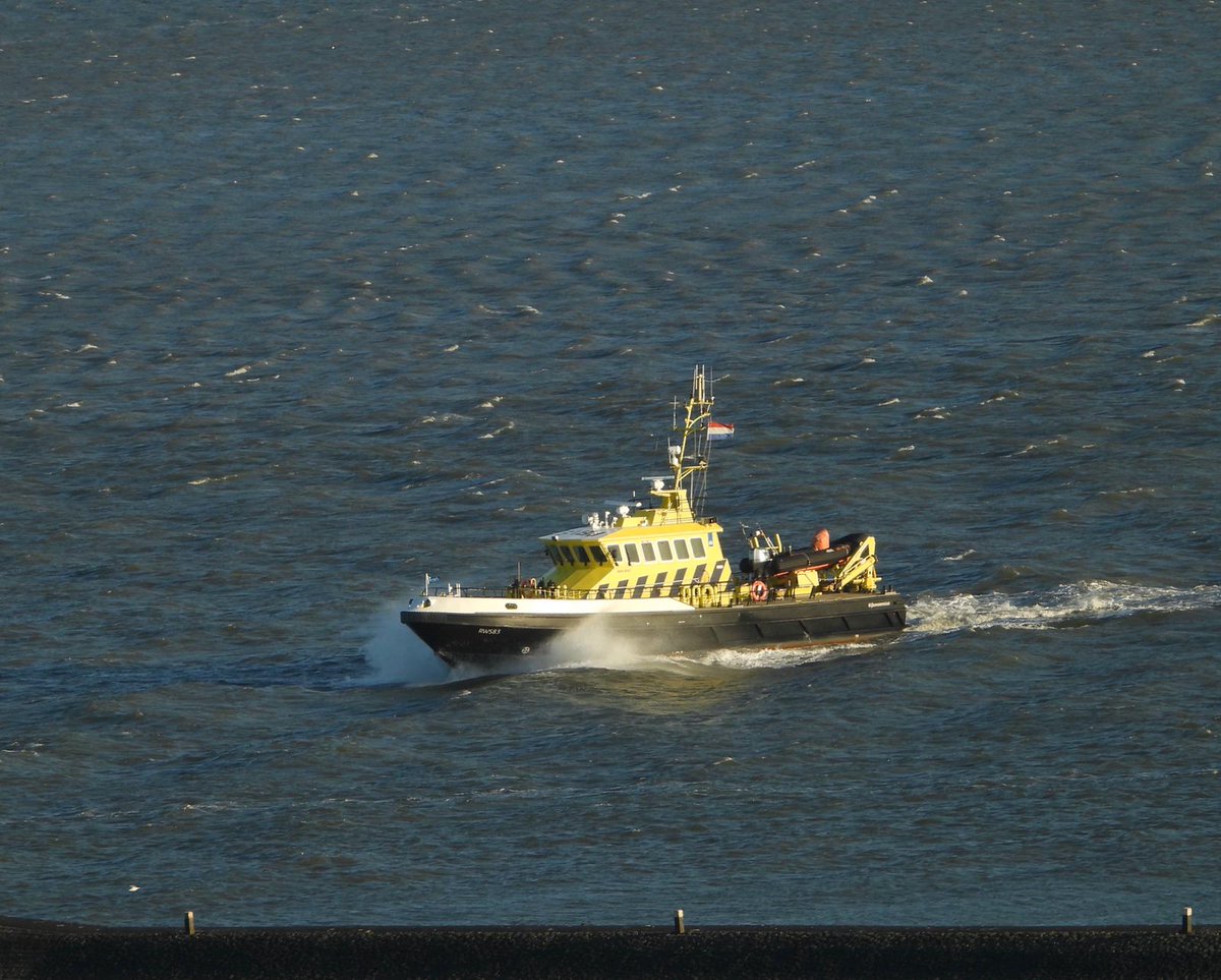 RWS_NN's tweet photo. Ondanks dat het rustig is met scheepvaart op de #Waddenzee blijft @Rijkswaterstaat surveilleren. Gisteren werd de #RWS83 gespot voor de haven van #Terschelling. πΈ @oelavans maakte deze foto vanaf de Brandaris. #vitalefuncties https://t.co/aYI1YyzsYb