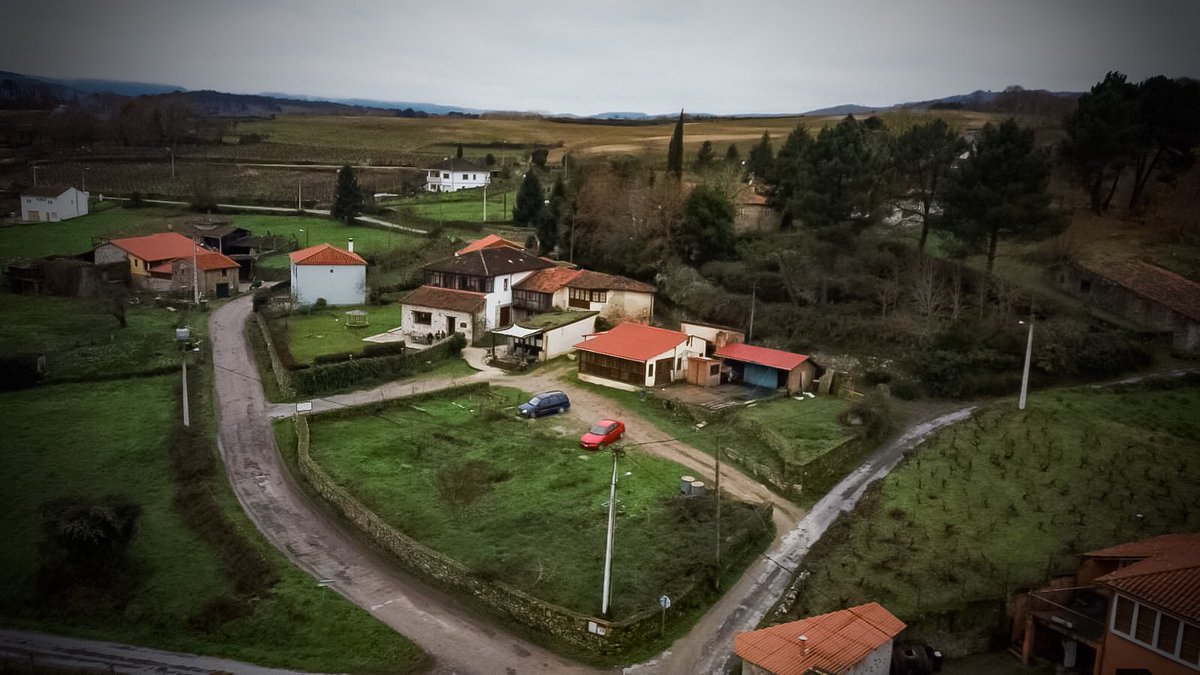 CantoTerra's tweet photo. O CANTO DA TERRA DESDE EL AIRE. 🦅
•
📸 Foto aérea de nuestra casa y sus instalaciones.
•
#travel #vacation #trip #holiday #tourism #nature #wanderlust #hotel #instatravel #travelgram #rural #adbenture #wine #view #ribeirasacra #turismorural #galicia #spain #vino #nature https://t.co/mjbApuiWoZ